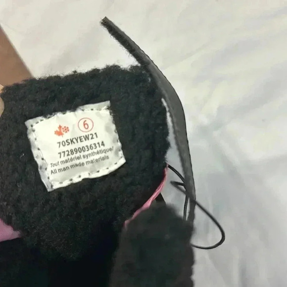 NWT -  winter boots. Size 6 - Picture 7 of 9